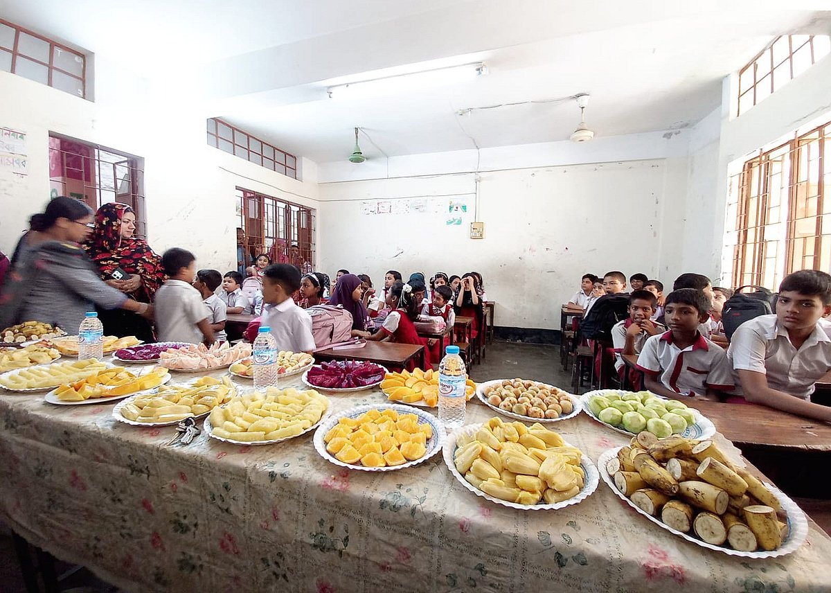স্কুলশিক্ষার্থীদের নিয়ে সিরাজগঞ্জ বন্ধুসভার ফল উৎসব