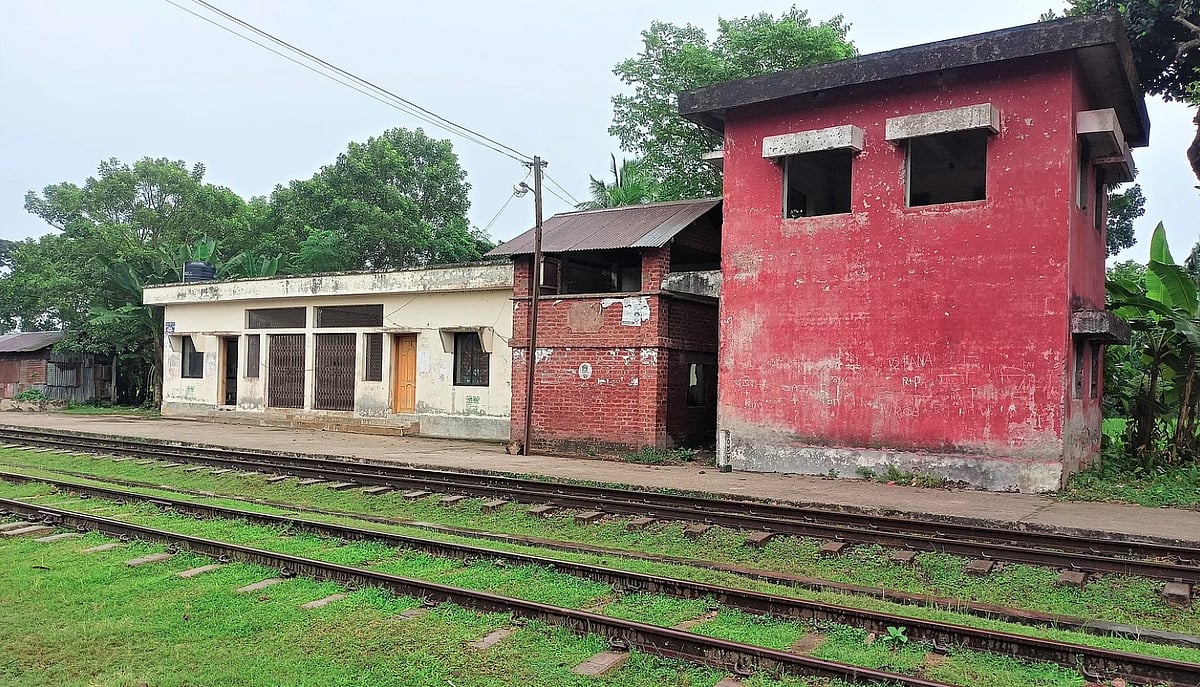 লোকসানের অজুহাতে অনেক পুরোনো রুট বন্ধ হয়ে যায়, বন্ধ হয়ে যায় অনেক স্টেশনও।