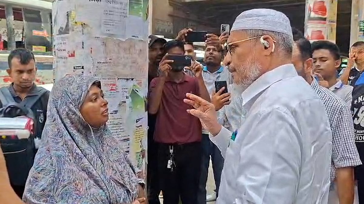ফুটপাতে দড়িতে বাঁধা শিশু মেহেদী ও তার মায়ের দায়িত্ব নিলেন এমপি লুৎফুজ্জামান বাবর