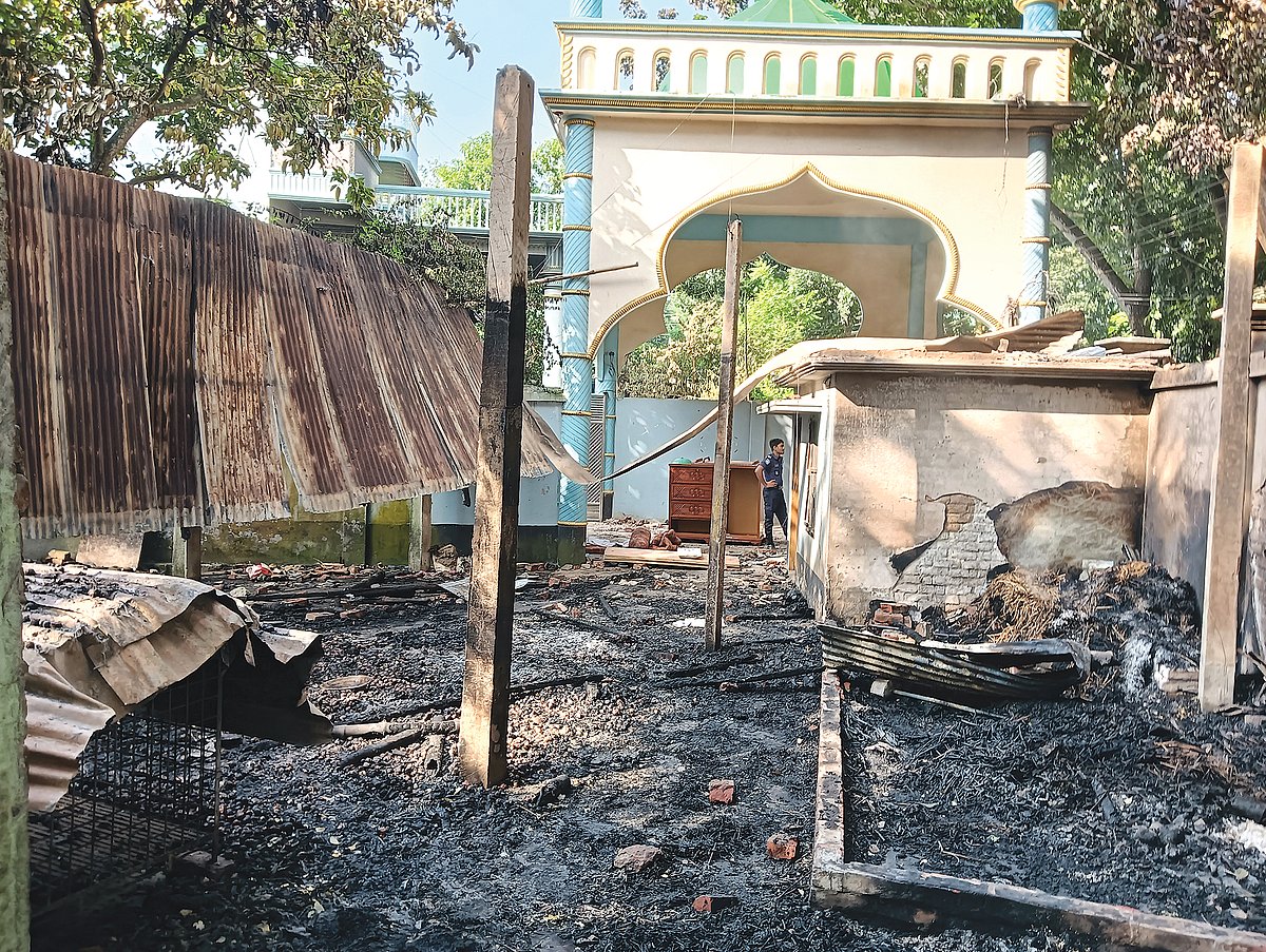 উগ্রবাদীদের হামলায় ভস্মীভূত নুরাল পাগলার মাজার। রাজবাড়ী, ৬ সেপ্টেম্বর ২০২৫