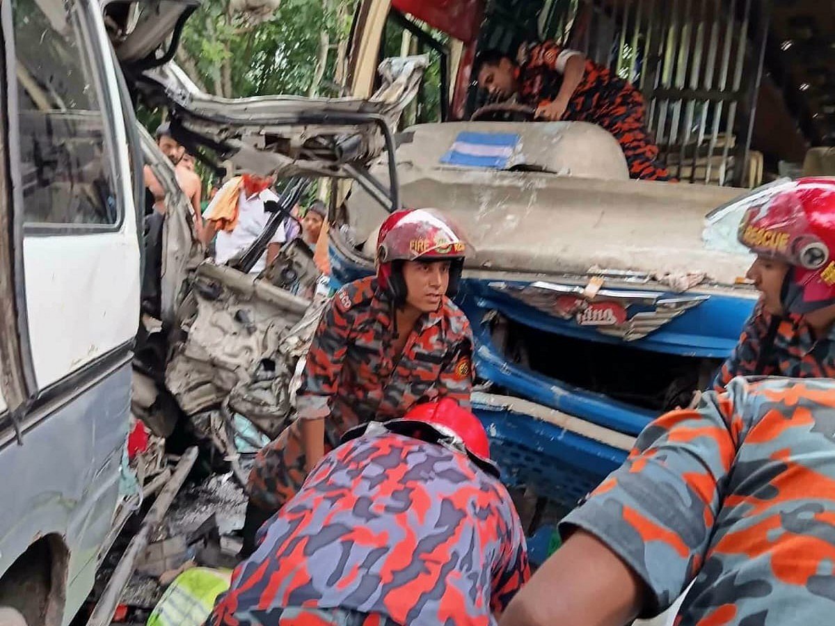 পাবনায় দুর্ঘটনার পর পর ঘটনাস্থলে উদ্ধার অভিযান ফায়ার সার্ভিসের সদস্যরা। আজ সকালে দর উপজেলার আতাইকুলা থানার সড়াডাঙ্গী কড়ইতলা এলাকায়
