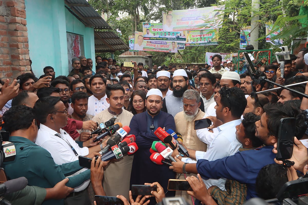 রংপুরের পীরগঞ্জ উপজেলায় শহীদ আবু সাঈদের কবর জিয়ারত শেষে সাংবাদিকদের সঙ্গে কথা বলেন এনসিপির আহ্বায়ক নাহিদ ইসলাম। আজ দুপুরে উপজেলার বাবনপুরে