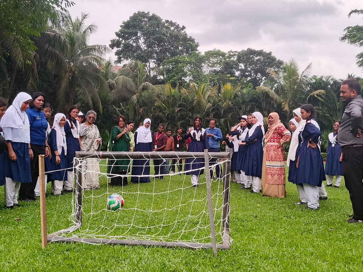 ব্রাজিল ও আর্জেন্টিনা দুই দলে ভাগ হয়ে ফুটবল খেলে শিক্ষার্থীরা। ছুটি রিসোর্ট, পুবাইল, গাজীপুর। ১৬ জুলাই