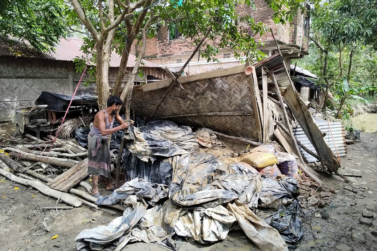 বন্যার পানিতে চার দিন ডুবে থাকার পর ধসে পড়েছে আবদুল মালেকের বসতঘর। গতকাল দুপুরে সাতকানিয়ার কেঁওচিয়া গ্রামে