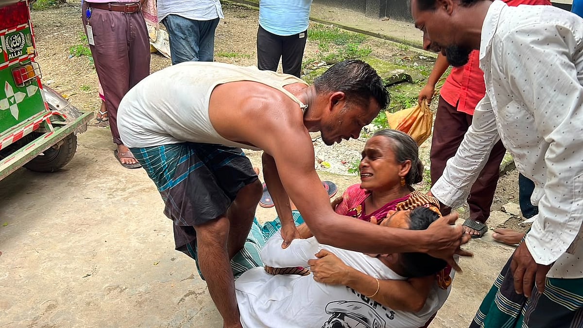 স্বজনদের আহাজারি। আজ বৃহস্পতিবার দুপুরে নরসিংদীর রায়পুরা উপজেলা স্বাস্থ্য কমপ্লেক্সে