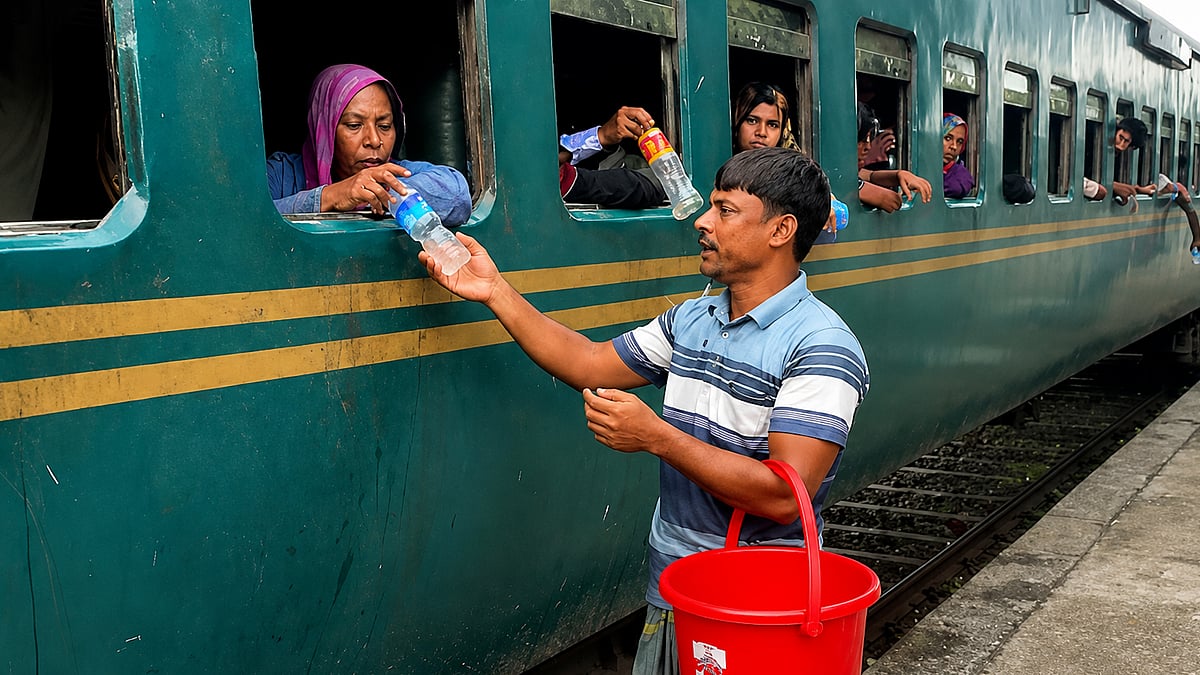 ট্রেনযাত্রীদের বিনামূল্যে পানি খাওয়ান রাজবাড়ীর মুন্নু শেখ