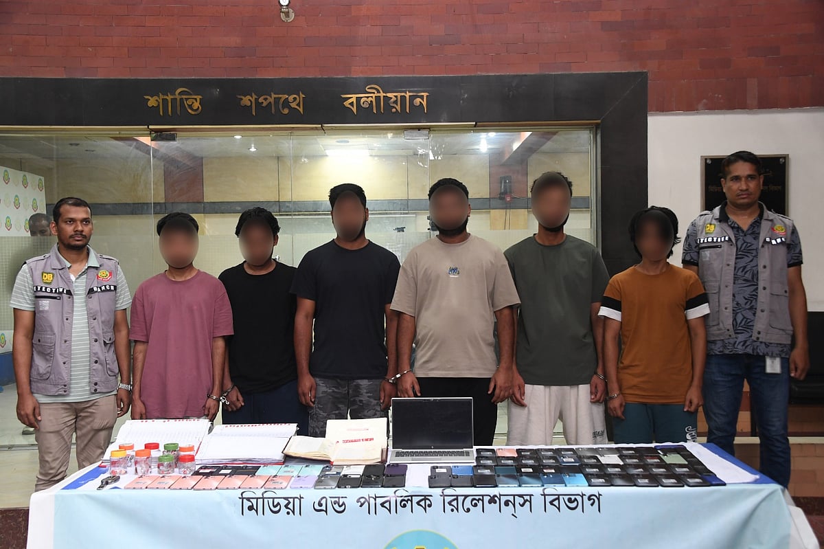 অনলাইন জুয়ায় জড়িত অভিযোগে গাজীপুরের একটি রিসোর্ট ও কুমিল্লার একটি আবাসিক হোটেল থেকে এই ছয়জনকে গ্রেপ্তার করেছে গোয়েন্দা পুলিশ। আজ বৃহস্পতিবার রাজধানীর মিন্টো ডিএমপির মিডিয়া সেন্টারে