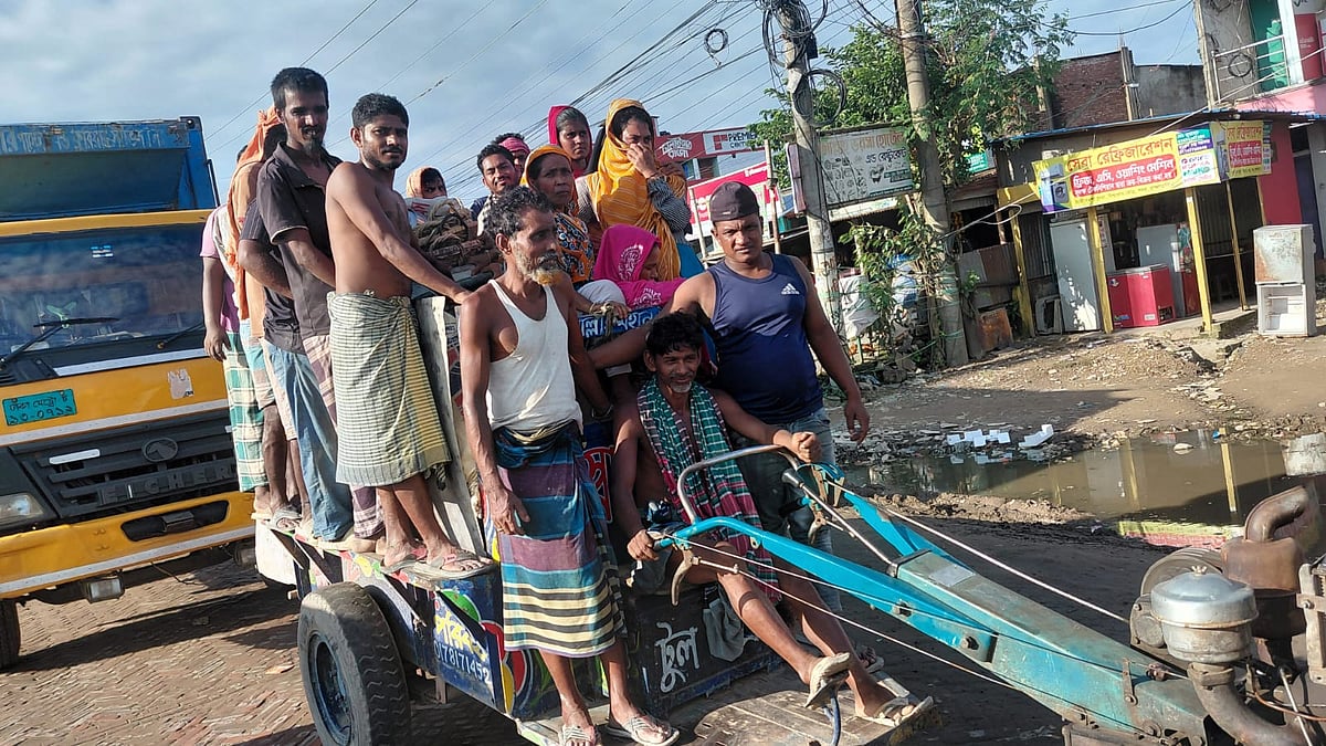 পাওয়ার টিলারে করে নির্মাণশ্রমিকেরা কাজ থেকে ফিরতে যানজটে আটকা পড়েছেন। আজ বৃহস্পতিবার বিকেলে ব্রাহ্মণবাড়িয়ার সরাইল বিশ্বরোড মোড়ে
