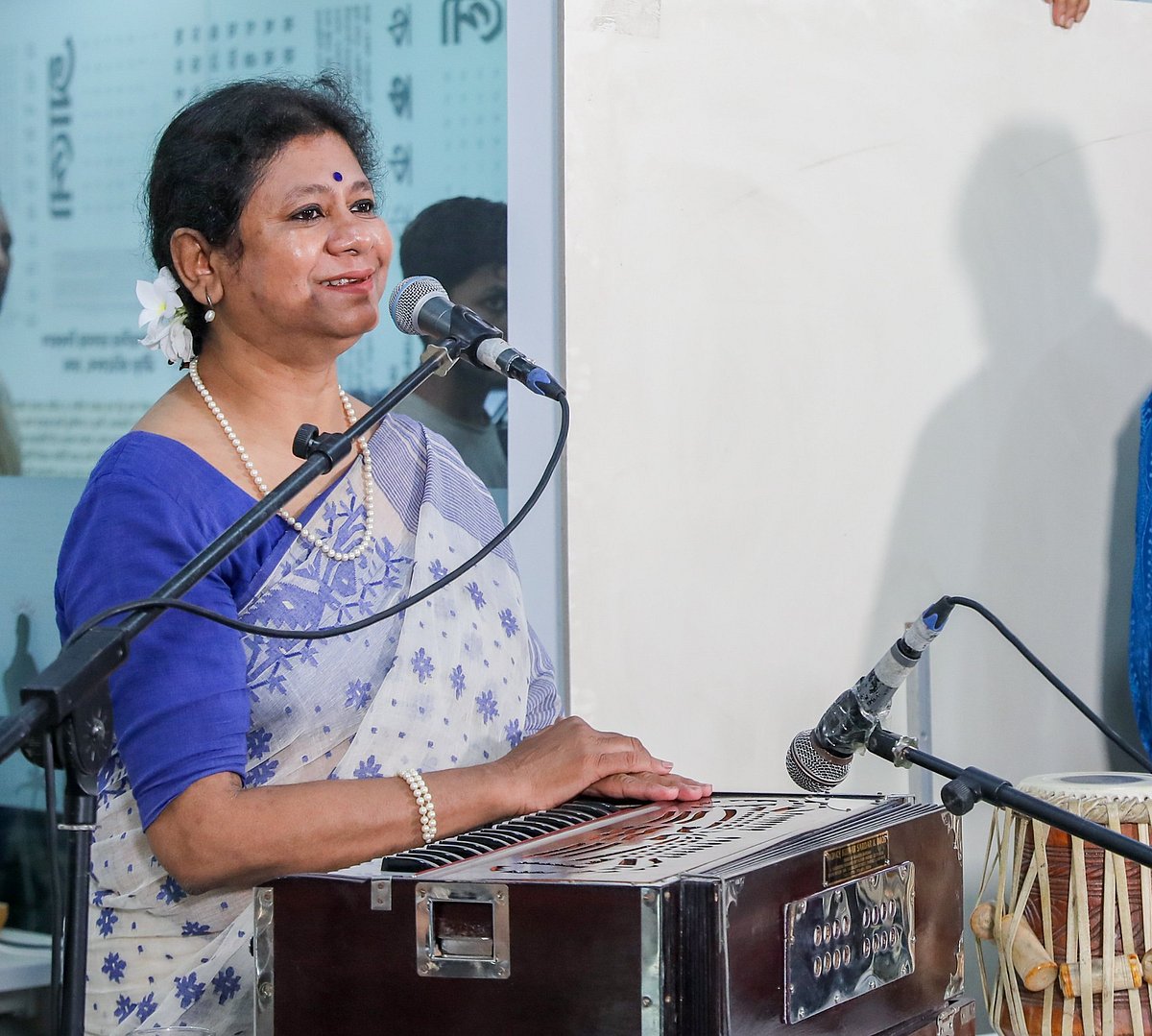 ‘মিউজিক@ডেস্ক’-এ গান শোনান লাইসা আহমদ লিসা
