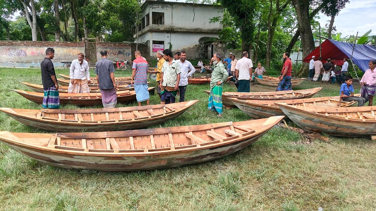 ১০০ বছরের বেশি সময় বুড়িরহাটে নৌকা বেচাকেনা হচ্ছে। গত মঙ্গলবার শরীয়তপুর সদর উপজেলার বুড়িরহাট এলাকায়