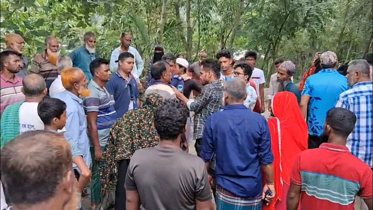লাশ উদ্ধারের পর বাড়ির সামনে লোকজনের ভিড়। বৃহস্পতিবার দুপুরে শরণখোলার রাজৈর গ্রামে