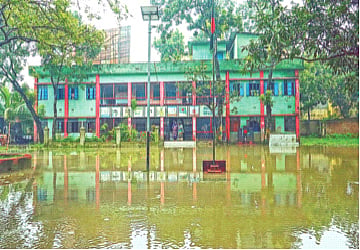 ভারী বর্ষণে বিদ্যালয়ের মাঠে পানি থই থই করছে। এতে পাঠদান রয়েছে বন্ধ। গত ১২ জুলাই ফরিদপুর সদর উপজেলার গোয়ালচামট সরকারি প্রাথমিক বিদ্যালয়ে