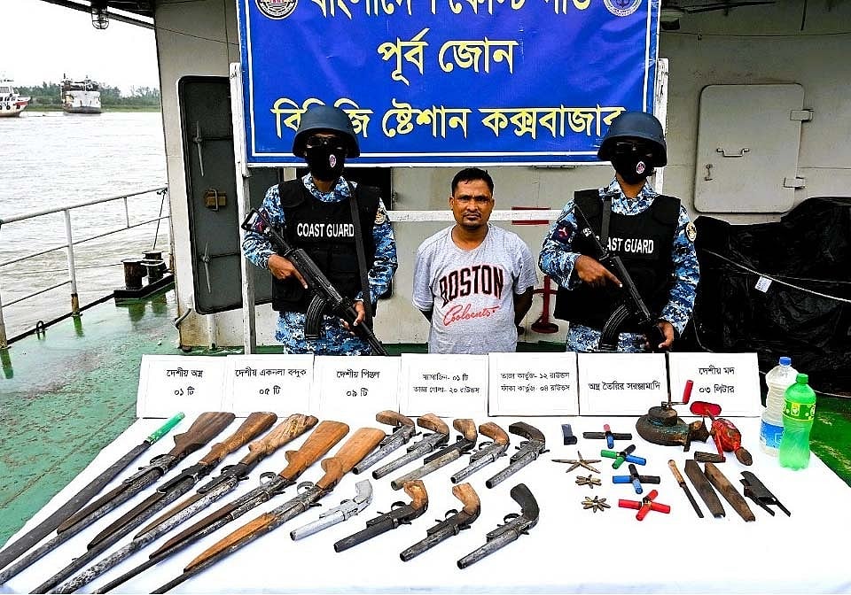 মহেশখালীর পাহাড়ে অভিযানে ১৫ অস্ত্র 
উদ্ধার, গ্রেপ্তার সশস্ত্র গোষ্ঠীর প্রধান