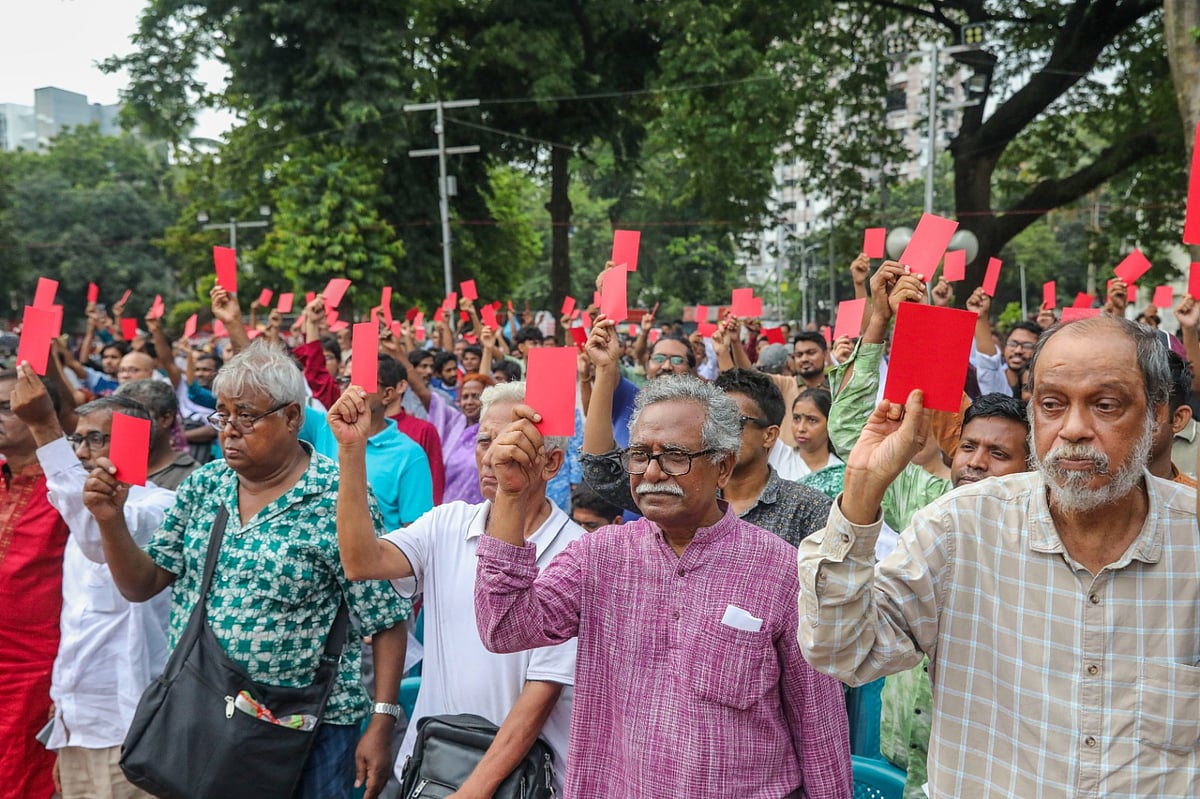যুক্তরাষ্ট্রের সঙ্গে স্বাক্ষরিত বাণিজ্যচুক্তিকে ‘লাল কার্ড’ দেখাচ্ছেন গণতান্ত্রিক অধিকার কমিটির আয়োজনে অনুষ্ঠিত সমাবেশে উপস্থিত লোকজন। আজ শুক্রবার বিকেলে কেন্দ্রীয় শহীদ মিনারে