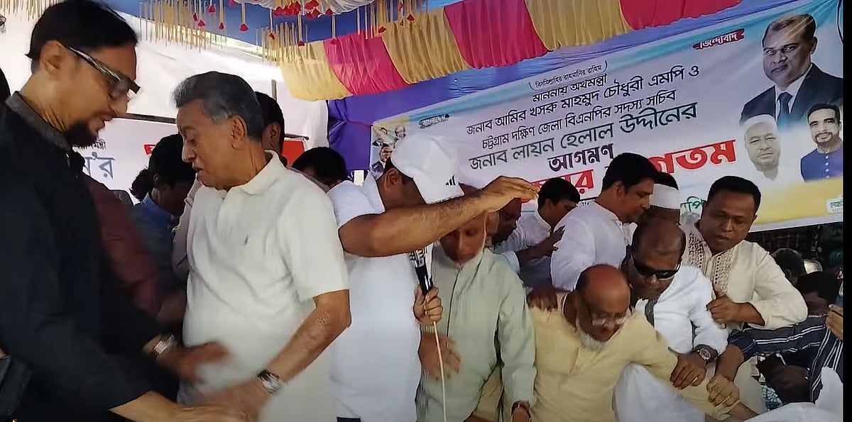 ভেঙে পড়ছে মঞ্চ। আজ বেলা সাড়ে ১১টার দিকে। চট্টগ্রামের চন্দনাইশের দোহাজারীতে