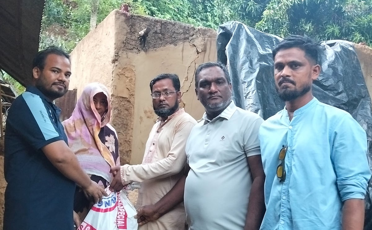 পাহাড়ধসে ক্ষতিগ্রস্তদের পাশে রাঙ্গুনিয়া বন্ধুসভা