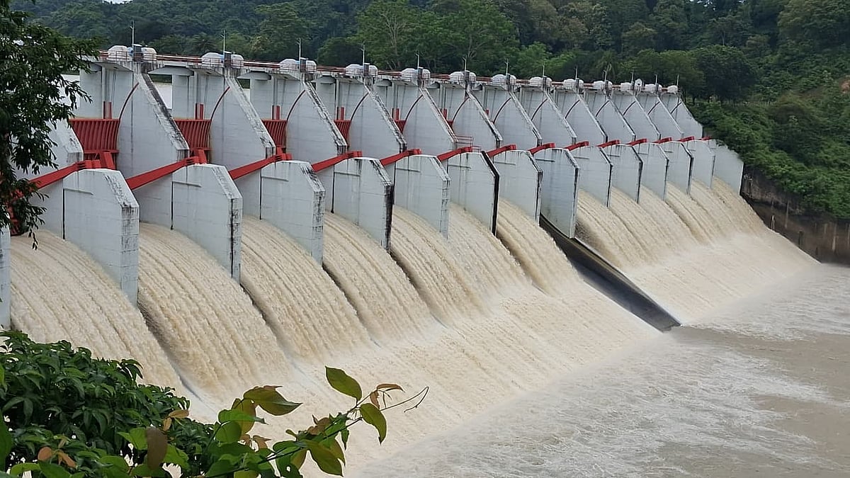 পানি বিপৎসীমা অতিক্রম করায় খুলে দেওয়া হয়েছে রাঙামাটির কাপ্তাই হ্রদের ১৬টি স্পিলওয়ে গেট। আজ দুুপুরে তোলা