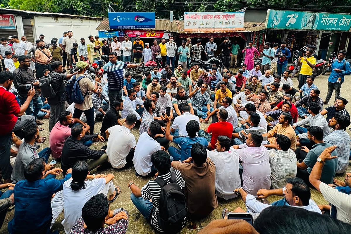 আওয়ামী লীগ ও ছাত্রলীগের নেতা–কর্মীদের গ্রেপ্তারের দাবিতে সিলেটে ছাত্রদলের অবস্থান