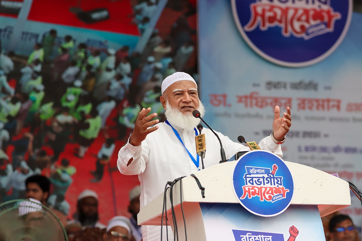 গণভোটের গণরায় বাস্তবায়ন, জনদুর্ভোগ নিরসন, দ্রব্যমূল্য নিয়ন্ত্রণ ও যোগাযোগ ব্যবস্থাসহ দক্ষিণাঞ্চলের সার্বিক উন্নয়নের দাবিতে ১১ দলীয় বিভাগীয় সমাবেশে প্রধান অতিথি হিসেবে বক্তব্য দেন জামায়াত আমির শফিকুর রহমান। শনিবার বিকেলে বরিশালের হেমায়েত উদ্দিন ঈদগাহ ময়দানে