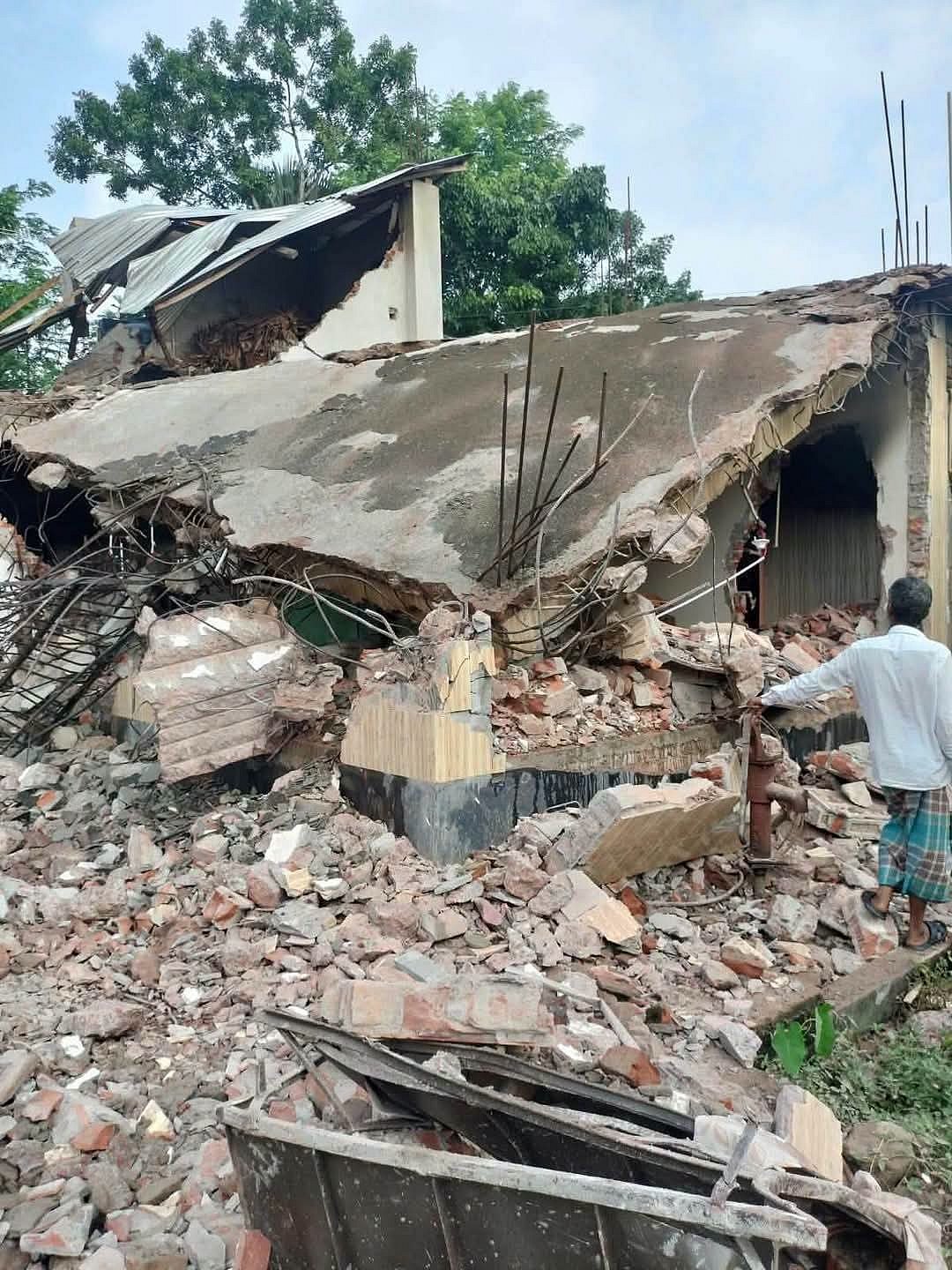 পটুয়াখালীতে আওয়ামী লীগ নেতার বাড়ি বুলডোজারে ভাঙচুর, লুটপাটের পর আগুন