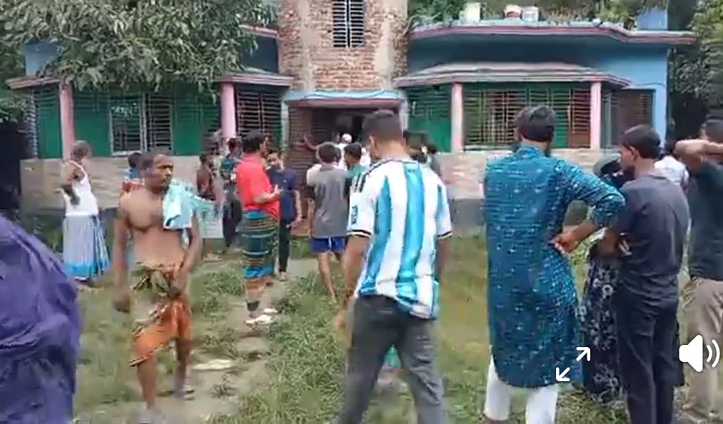 নরসিংদী সদর উপজেলার মাধবদীতে গতকাল শুক্রবার রাতে ব্যবসায়ীর বাড়িতে ডাকাতির ঘটনা ঘটেছে।