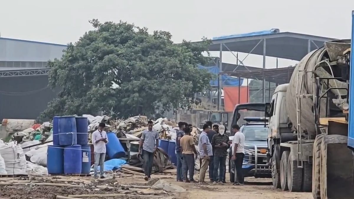 ময়মনসিংহের ভালুকায় একটি সিরামিক কারখানার ইটিপি প্ল্যান্টের গভীর ট্যাংকে নেমে দুই শ্রমিকের মৃত্যু খবর পেয়ে ঘটনাস্থল পরিদর্শন করে পুলিশসহ সংশ্লিষ্টরা