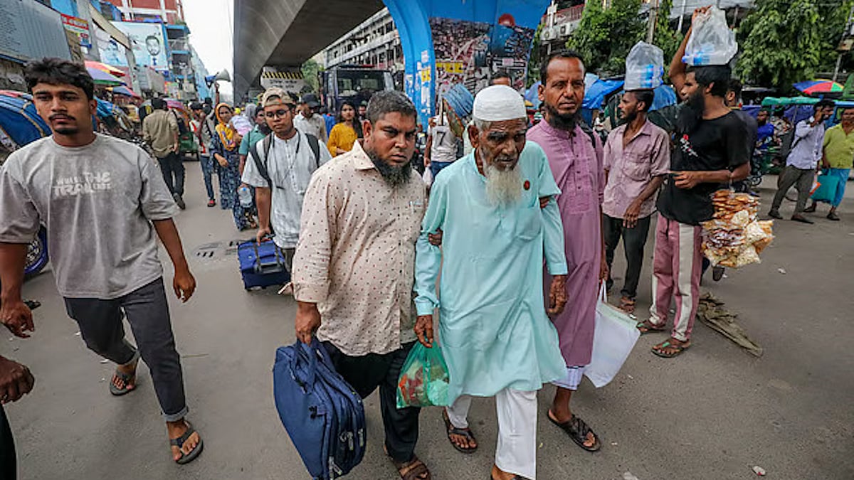 ফুলবাড়িয়া থেকে সরিয়ে নেওয়া হয়েছে বাস টার্মিনাল, দুর্ভোগে যাত্রীরা
