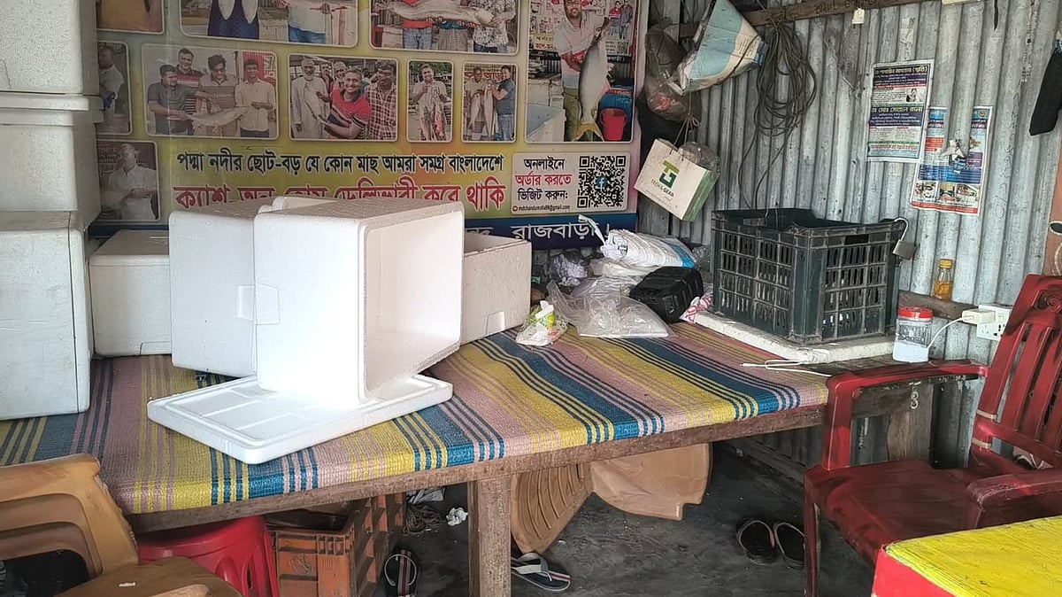 হামলার পর এলমেল পড়ে আছে চান্দু মোল্লা মৎস ভাণ্ডারের জিনিসপত্র। শনিবারের ছবি