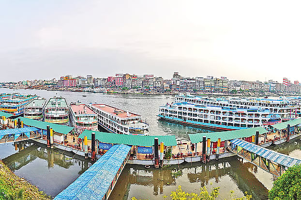 ঢাকার সদরঘাটে নোঙর করে রাখা লঞ্চের সারি