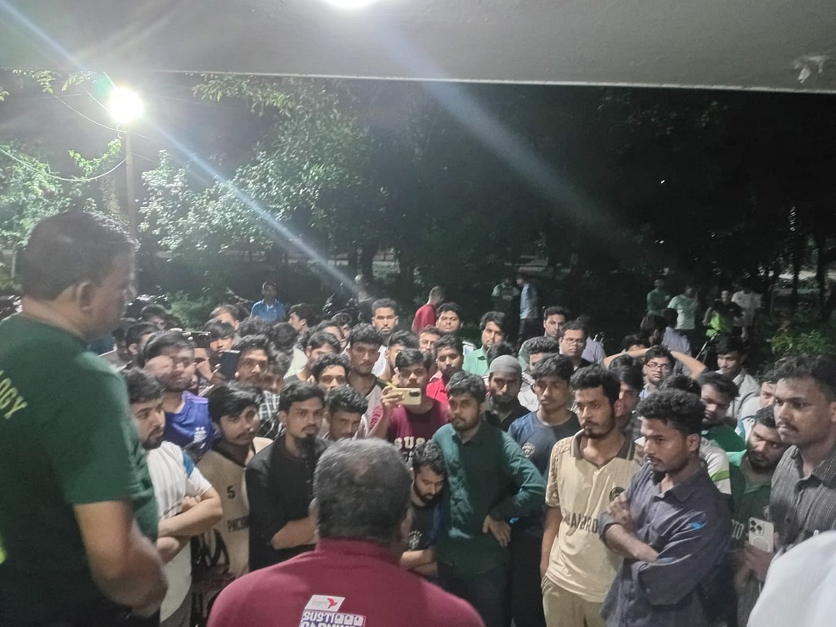 ছাত্রদলের দুই নেতার বিরুদ্ধে শাহজালাল বিজ্ঞান ও প্রযুক্তি বিশ্ববিদ্যালয়ের আবাসিক এক শিক্ষার্থীকে মারধরের প্রতিবাদে গতকাল শনিবার রাতে বিক্ষোভ ও অবস্থান কর্মসূচি পালন করেন শিক্ষার্থীরা। রাতে ক্যাম্পাসে উপাচার্যের বাসভবনসংলগ্ন অতিথিভবনের সামনে