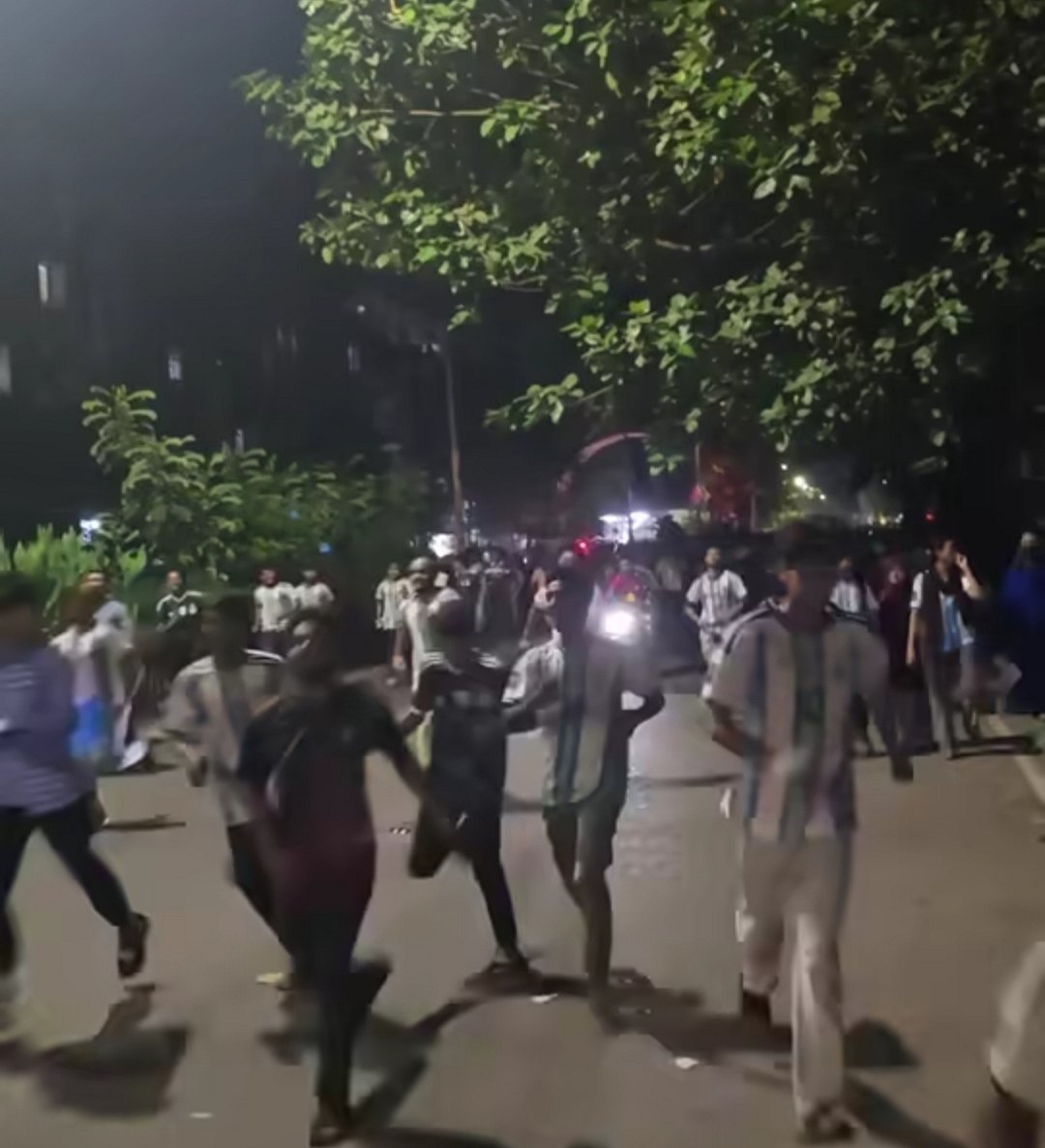 বিশ্বকাপের ফাইনাল: ব্যারিকেড ভেঙে ঢাকা বিশ্ববিদ্যালয়ে ঢুকেছেন লোকজন