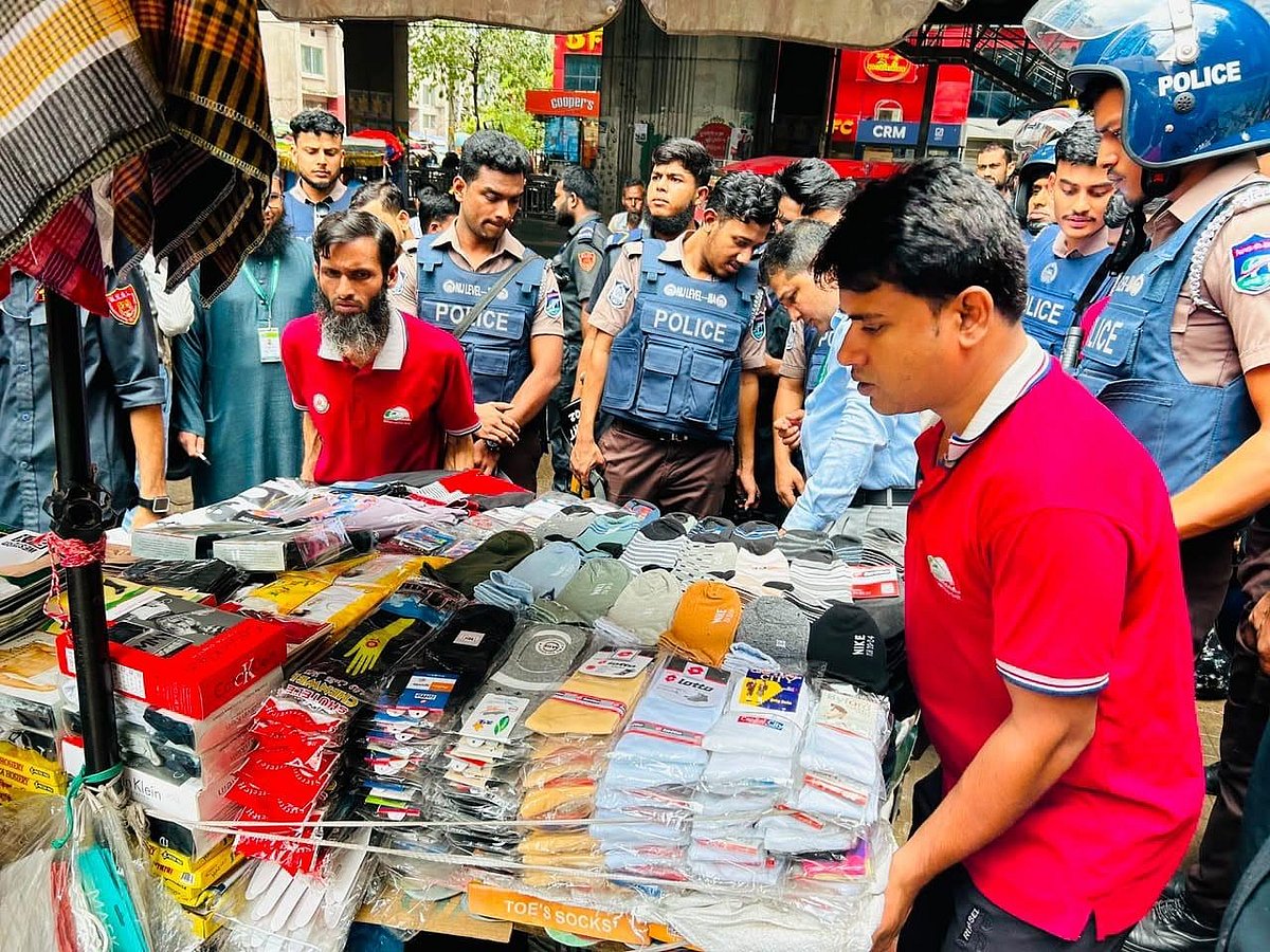 রাজধানীর মিরপুর-১০ ও কাজীপাড়া মেট্রোরেল স্টেশনে অবৈধ স্থাপনা উচ্ছেদে অভিযান চালিয়েছে ঢাকা মাস ট্রানজিট কোম্পানি লিমিটেড
