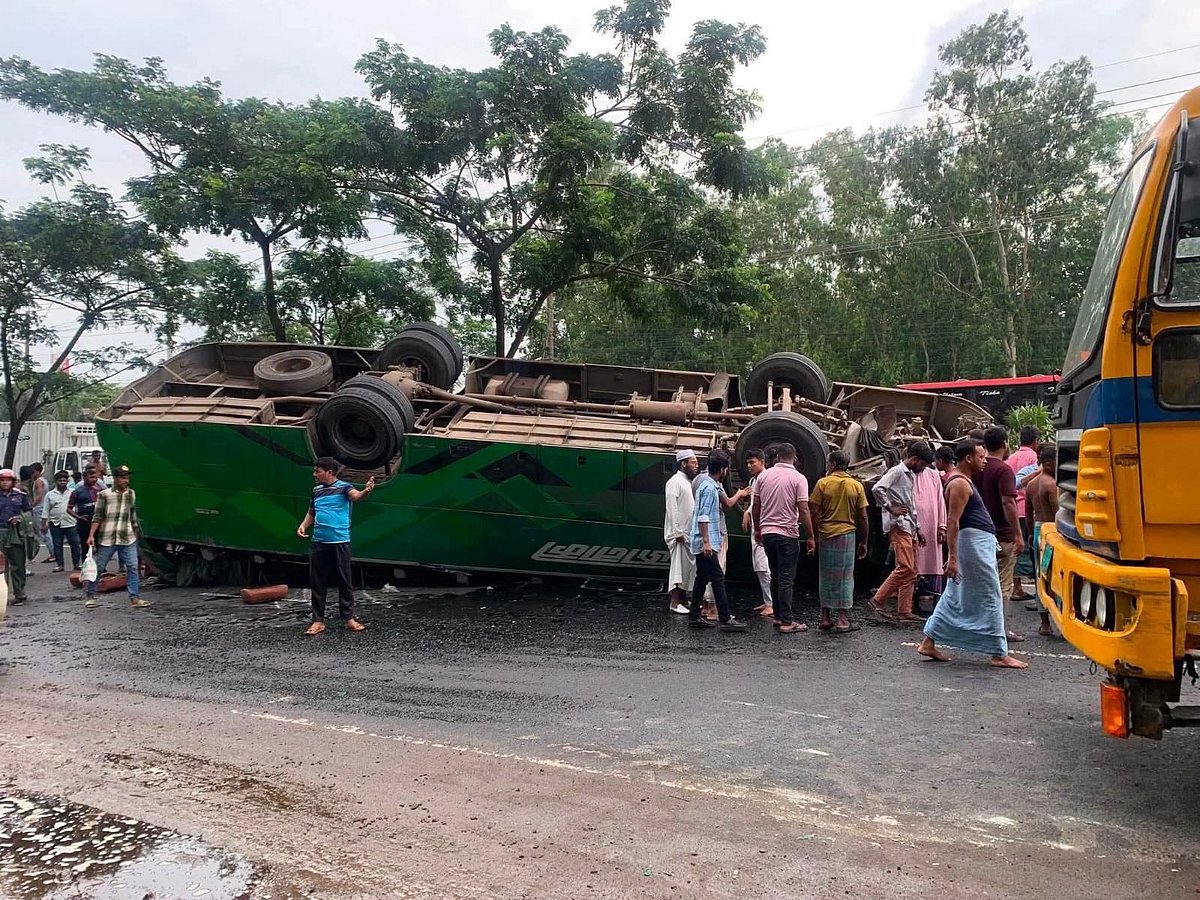 চট্টগ্রামের সীতাকুণ্ডে উল্টে যাওয়া বেপরোয়া গতির বাস। আজ সকাল সাড়ে সাতটার দিকে উপজেলার কুমিরা ইউনিয়নের ইলিয়াস পেট্রল পাম্প এলাকায়