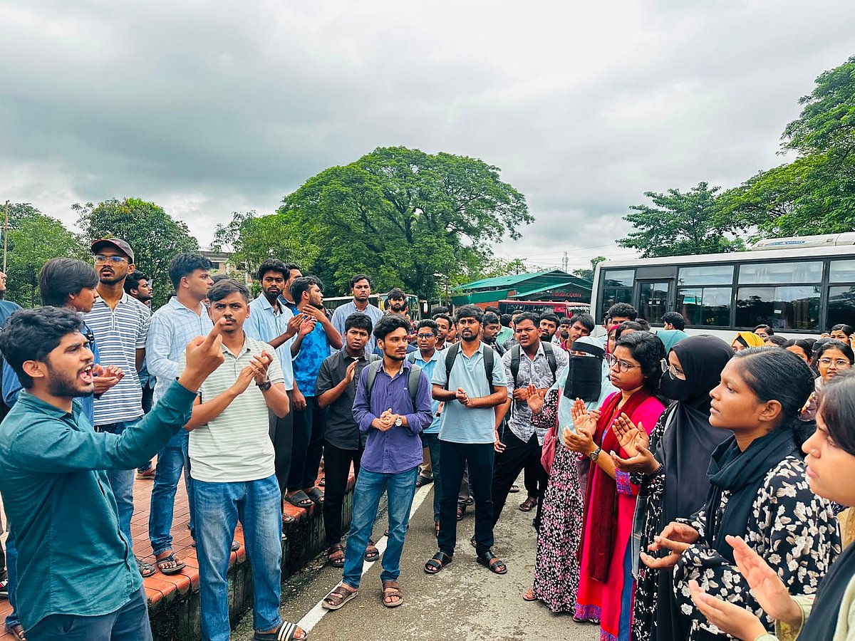 শাহজালাল বিজ্ঞান ও প্রযুক্তি বিশ্ববিদ্যালয়ের শাহপরান হলের আবাসিক শিক্ষার্থীকে মারধরের প্রতিবাদে সহপাঠীদের বিক্ষোভ। আজ রোববার দুপুরে বিশ্ববিদ্যালয়ের গোলচত্বর এলাকায়
