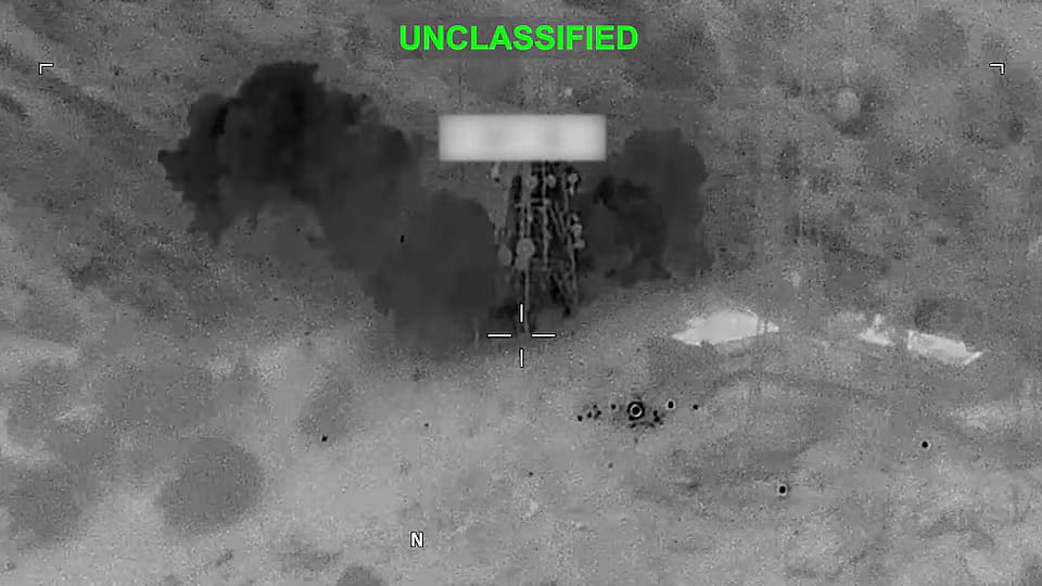 ইরানের ওপর মার্কিন বিমান হামলা চালানোর সময় একটি অজানা স্থানে বিস্ফোরণের পর ধোঁয়া উড়ছে। যুক্তরাষ্ট্রের সেন্ট্রাল কমান্ড (সেন্টকম) প্রকাশিত ভিডিও থেকে নেওয়া ছবি। ১৭ জুলাই ২০২৬