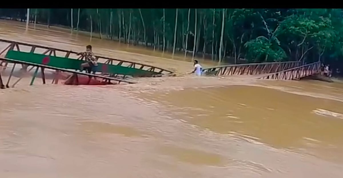 স্রোতের তোড়ে নদীতে ভেঙে পড়ল সেতু, সাঁতরে তীরে উঠলেন শিশুসহ তিনজন