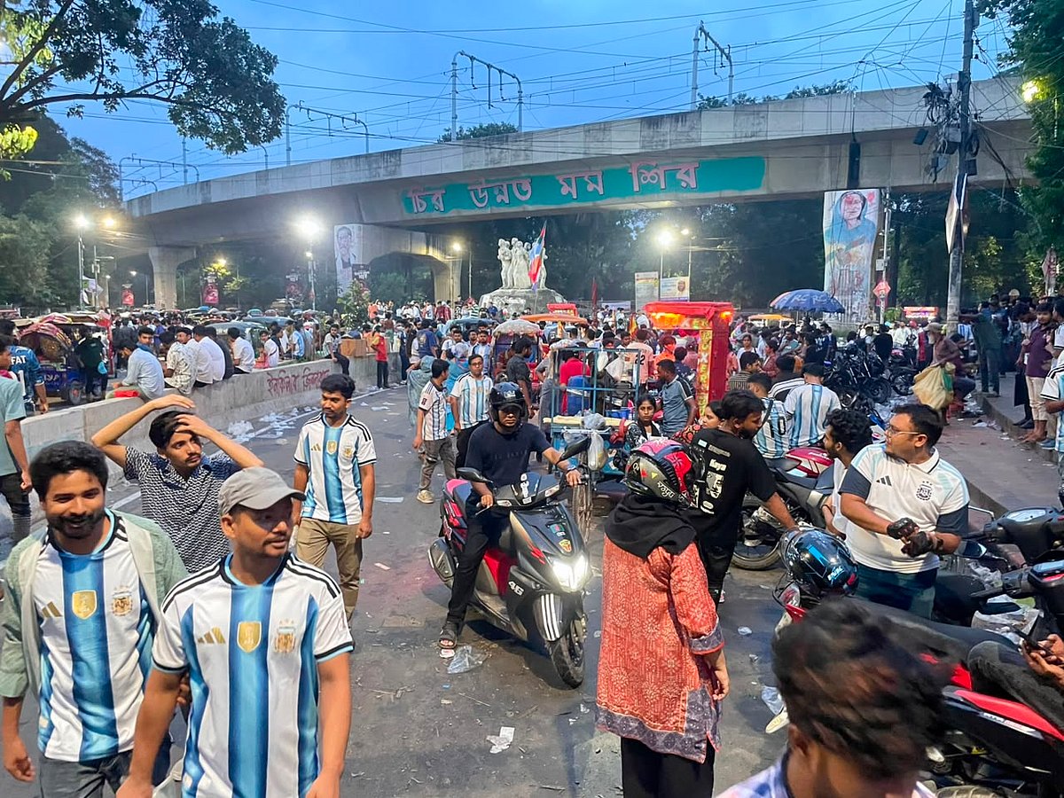 বিশ্বকাপ ফাইনাল খেলা শেষে ভোরের আলো ফোটার পরও ঢাকা বিশ্ববিদ্যালয়ের টিএসসি চত্বরে ফুটবলপ্রেমীদের ভিড়। ২০ জুলাই, ২০২৬