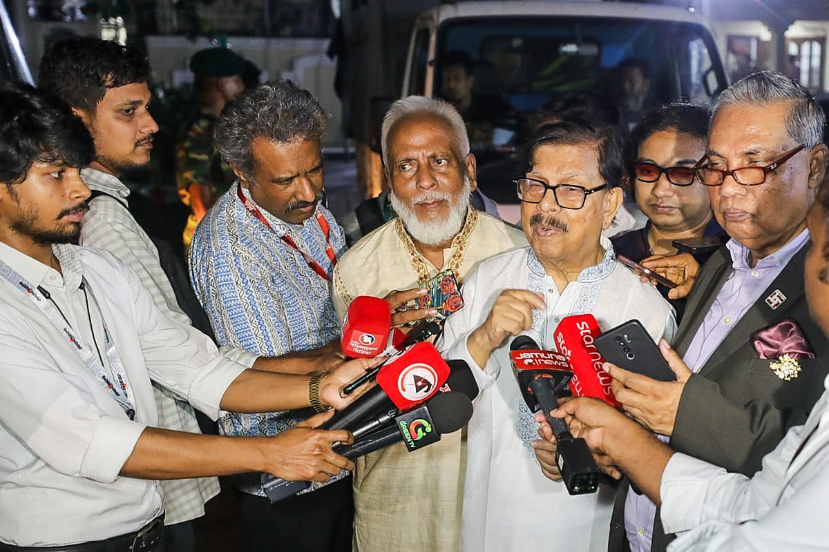 প্রধানমন্ত্রী তারেক রহমানের সঙ্গে যুগপৎ আন্দোলনের শরিক দলগুলোর নেতাদের বৈঠক শেষে সাংবাদিকদের বিভিন্ন প্রশ্নের জবাব দেন নাগরিক ঐক্যের সভাপতি মাহমুদুর রহমান মান্না। আজ সোমবার রাতে রাষ্ট্রীয় অতিথি ভবন যমুনার সামনে