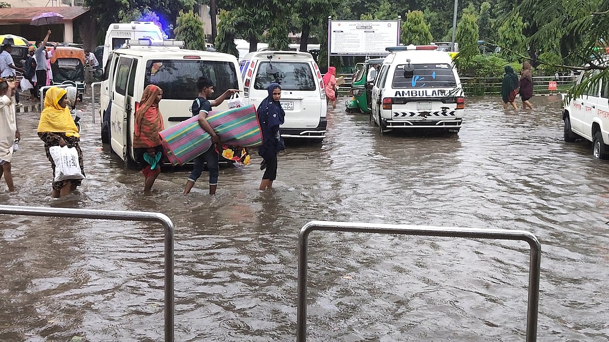 ভারী বৃষ্টিতে ডুবে গেছে রাজশাহী মেডিকেল কলেজ হাসপাতালের জরুরি বিভাগের সামনের এলাকা। সোমবার বিকেলে তোলা