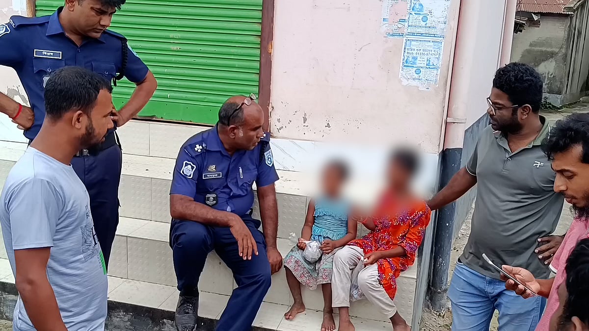 দুই কন্যাসন্তানকে কাঁদতে দেখে পুলিশে খবর দেন স্থানীয় বাসিন্দারা