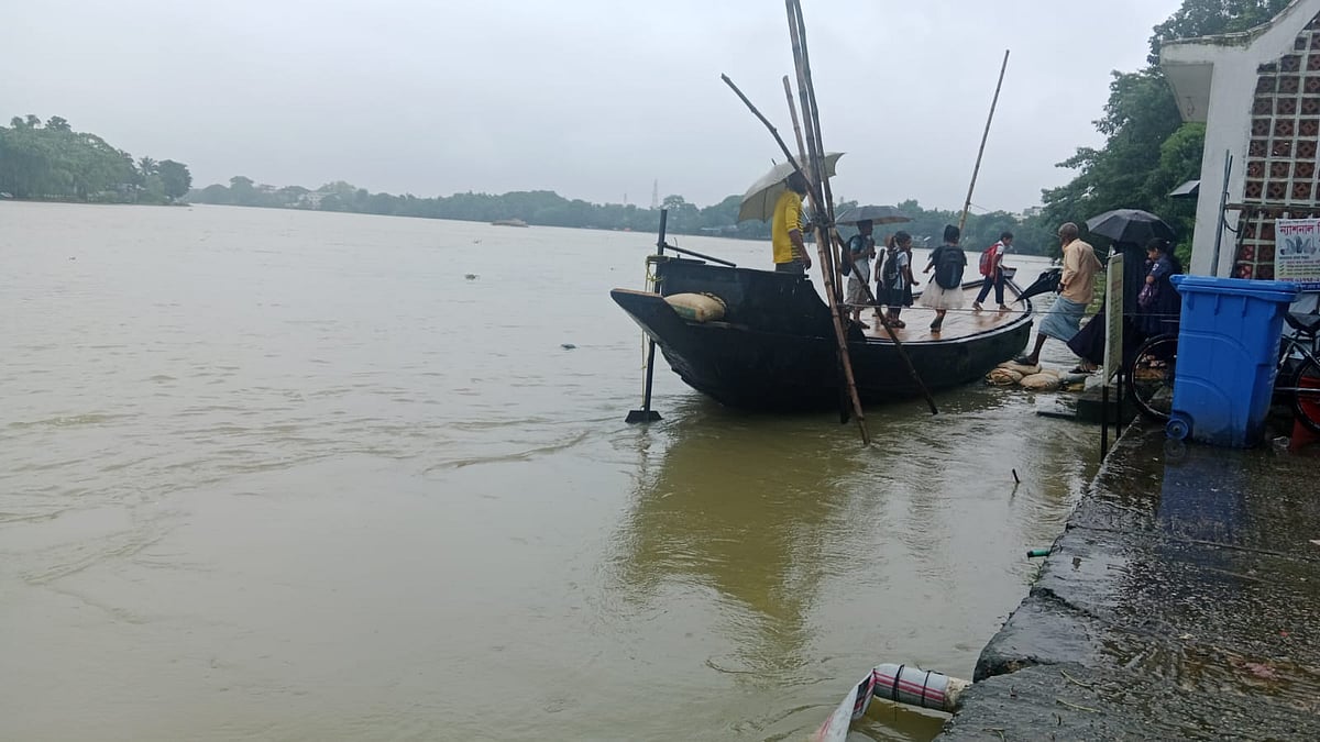 সুনামগঞ্জে ভারী বৃষ্টি ও উজানের ঢলে নদ-নদীর পানি বাড়ছে। সোমবার বেলা তিনটায় শহরের লঞ্চঘাট