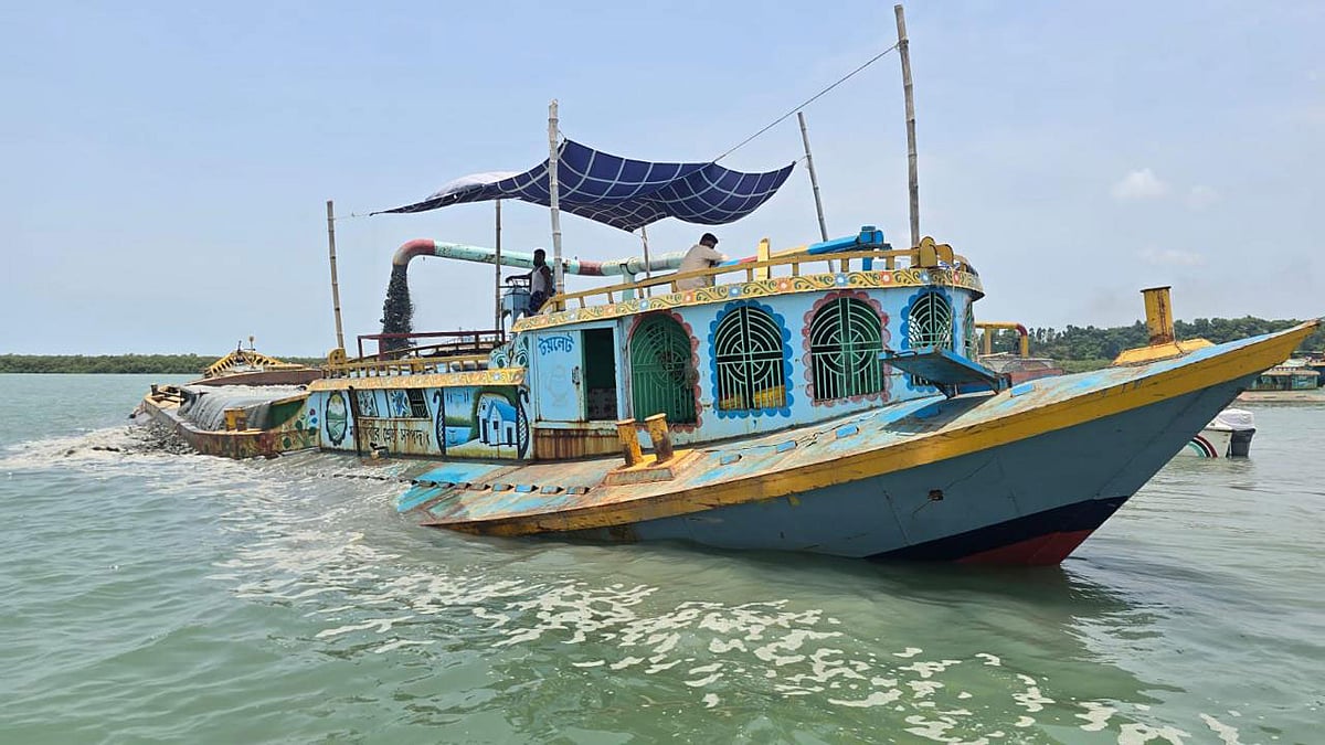 কক্সবাজারের মহেশখালীর চ্যানেল থেকে বালু তোলে ঠিকাদারি প্রতিষ্ঠান। সম্প্রতি তোলা
