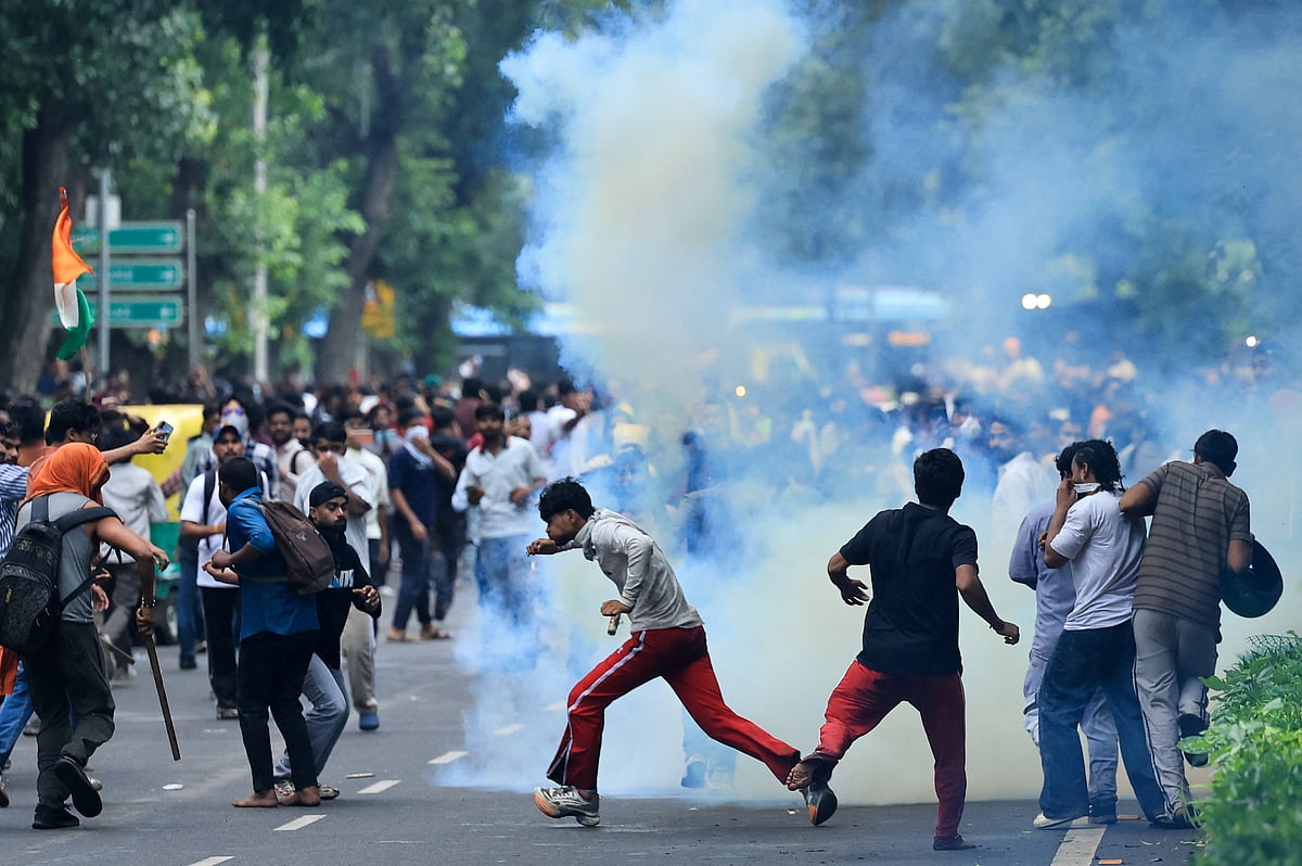 আন্দোলনকারী শিক্ষার্থীদের ওপর পুলিশের টিয়ার গ্যাস নিক্ষেপ। নয়াদিল্লি, ২০ জুলাই