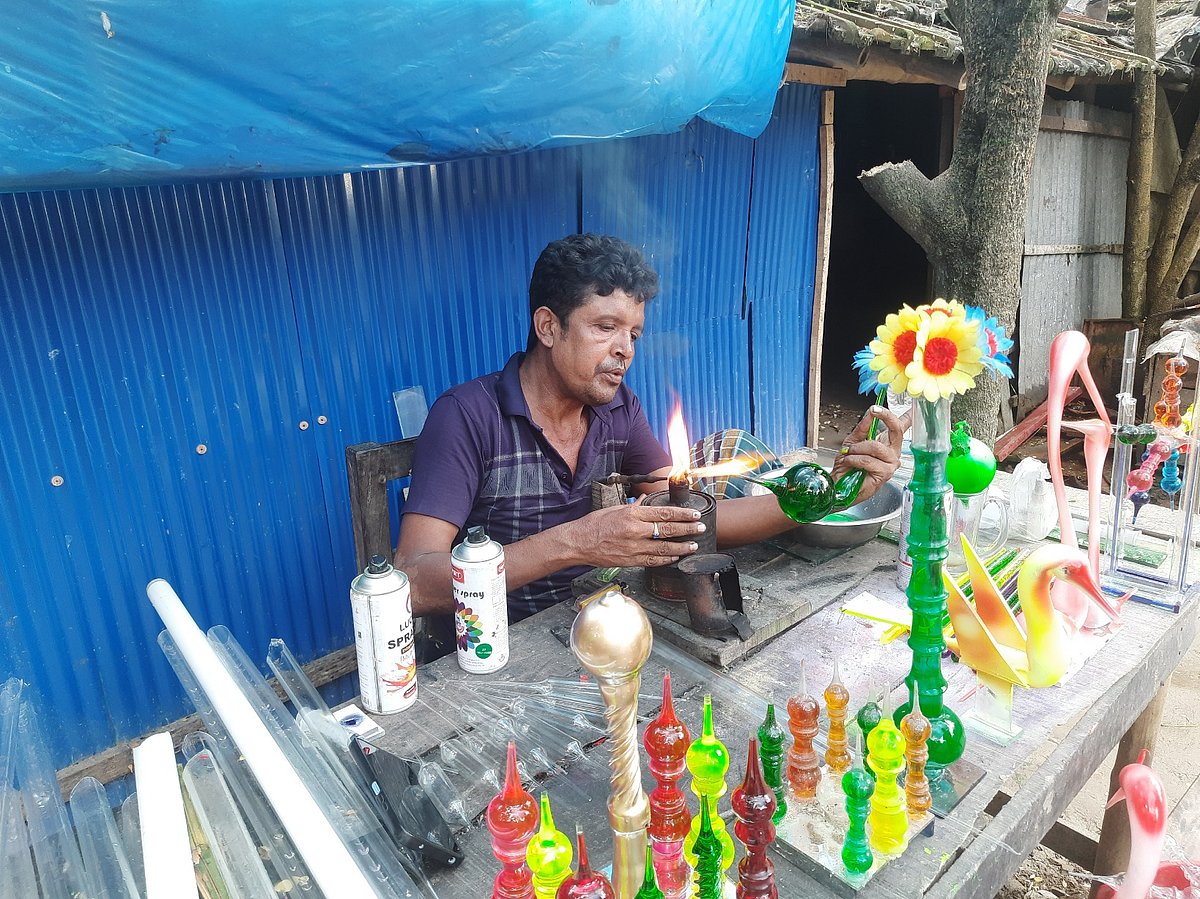 কাচ গলিয়ে সাজ্জাত গড়েন তাজমহল, বিশ্বকাপ ট্রফি