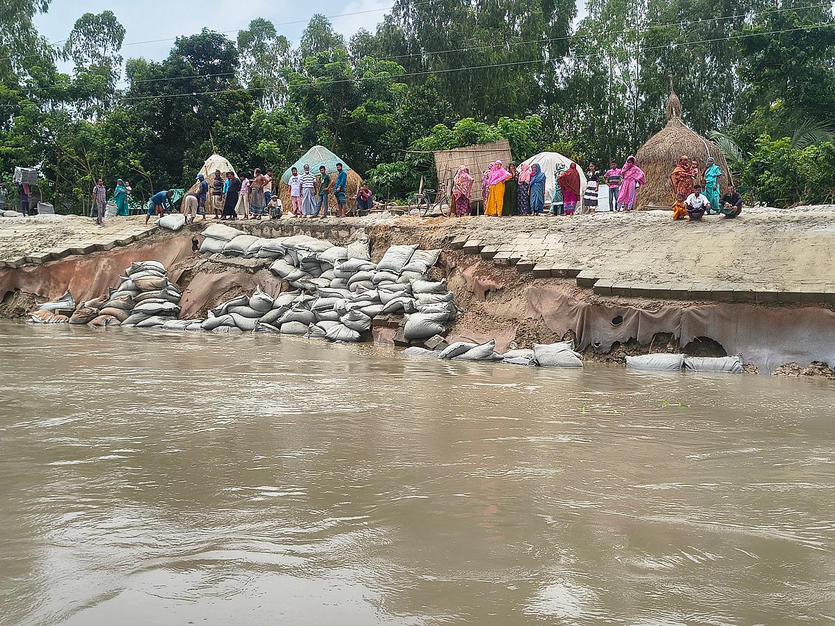 কুড়িগ্রামের চিলমারী উপজেলার সড়কটারী এলাকায় ডান তীর রক্ষা বাঁধে ধস দেখা দিয়েছে। আজ মঙ্গলবার তোলা