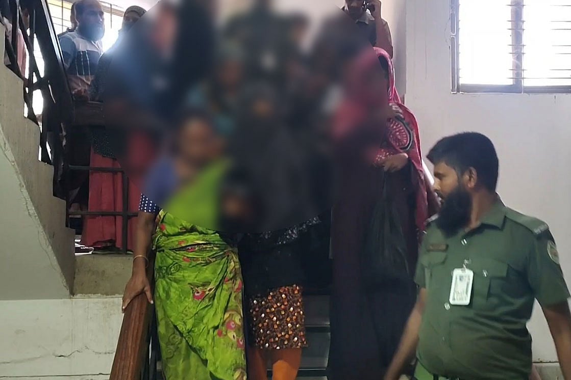 আটক নারীদের পুলিশের কাছে সোপর্দ করতে নিয়ে যাচ্ছেন আনসার সদস্য। আজ মঙ্গলবার দুপুরে মেহেরপুর জেনারেল হাসপাতালে
