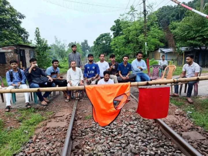 রাজশাহী বিশ্ববিদ্যালয়ের এক শিক্ষার্থীকে মারধরের প্রতিবাদে রেললাইন অবরোধ। আজ মঙ্গলবার সকালে ক্যাম্পাসের চারুকলা এলাকায়