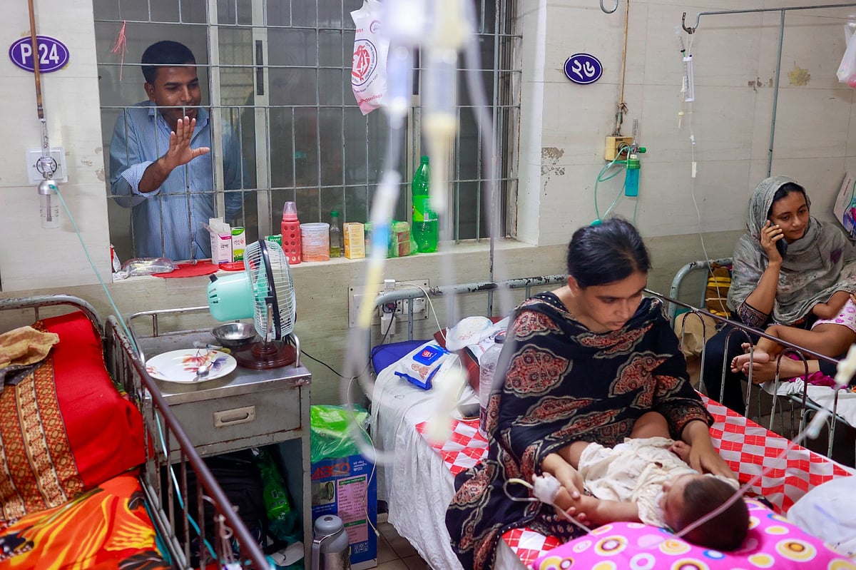 হাম ও হামের উপসর্গে আক্রান্ত শিশুরা চিকিৎসা নিচ্ছে রাজধানীর বাংলাদেশ শিশু হাসপাতাল ও ইনস্টিটিউটে। গতকাল সোমবারের ছবি