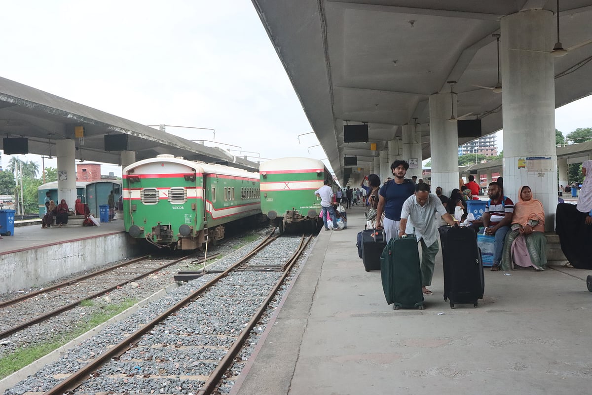 রাজশাহী বিশ্ববিদ্যালয়ের শিক্ষার্থীদের রেলপথ অবরোধের কারণে ভোগান্তিতে পড়েন যাত্রীরা। আজ দুপুরে রাজশাহী রেলওয়ে স্টেশনে