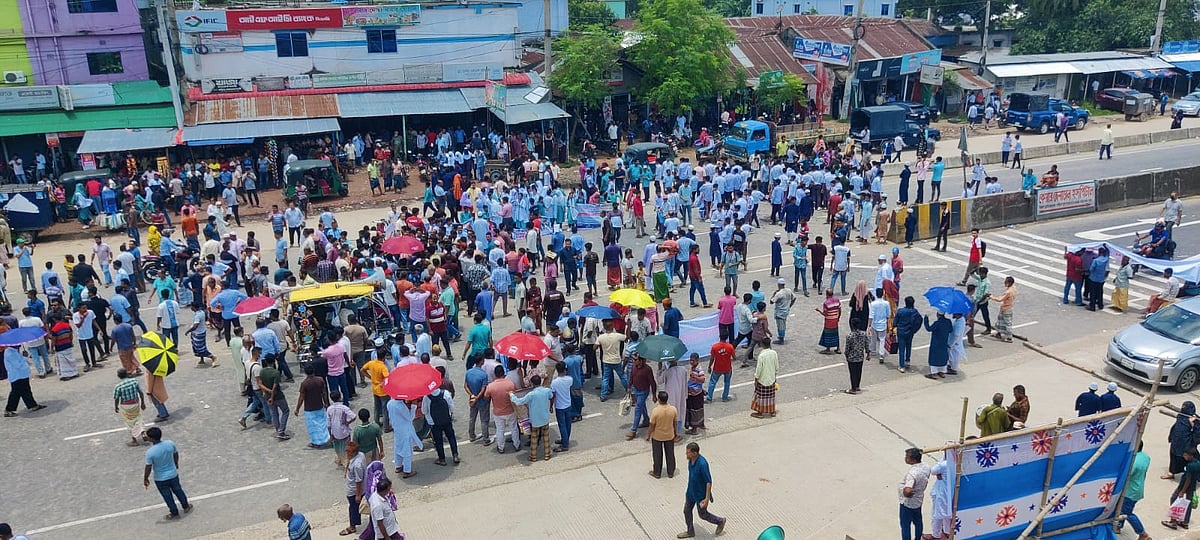 বগুড়া বিশ্ববিদ্যালয়ের স্থায়ী ক্যাম্পাস শাজাহানপুরে স্থাপনের দাবিতে মহাসড়ক অবরোধ করেন স্থানীয় বাসিন্দারা। আজ মঙ্গলবার